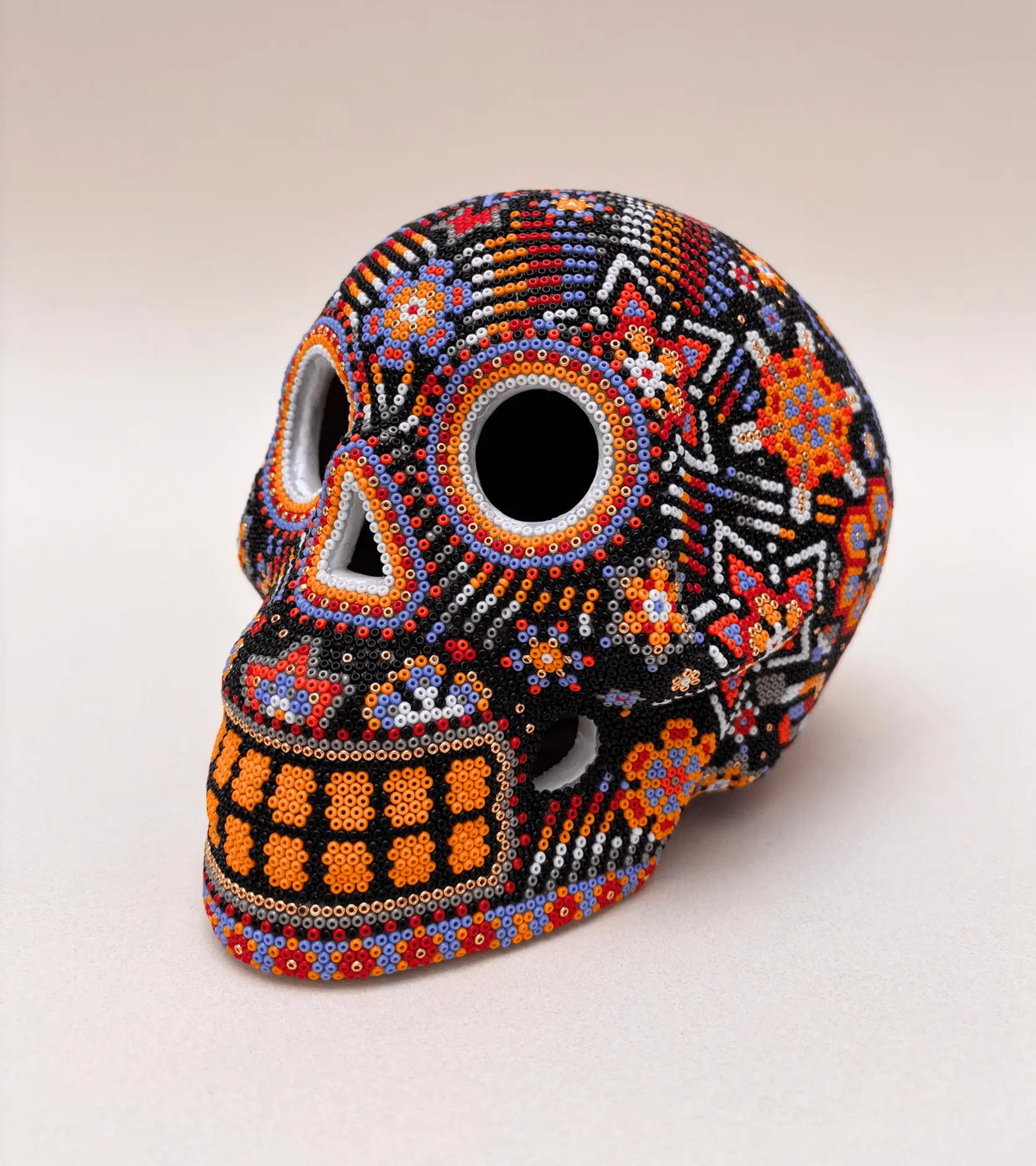 Calavera decorada con arte huichol