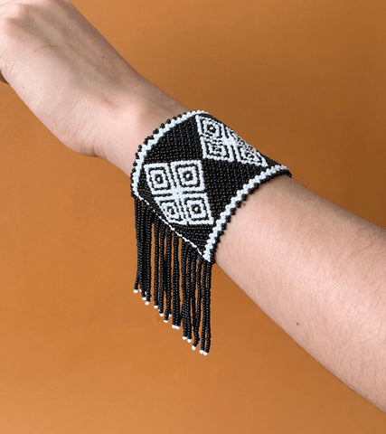 Pulsera huichol tejida de chaquira de cristal con flecos