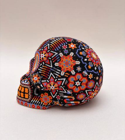 Calavera decorada con arte huichol