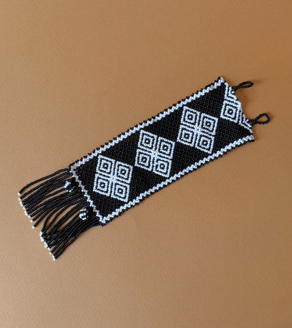 Pulsera huichol tejida de chaquira de cristal con flecos