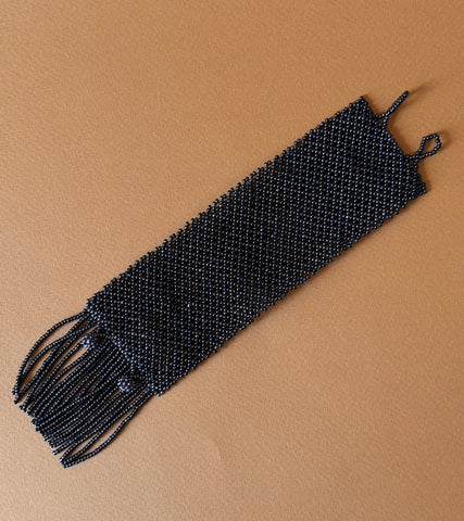 Pulsera huichol tejida de chaquira de cristal con flecos
