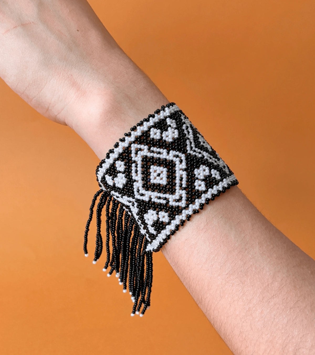 Pulsera huichol tejida de chaquira de cristal con flecos