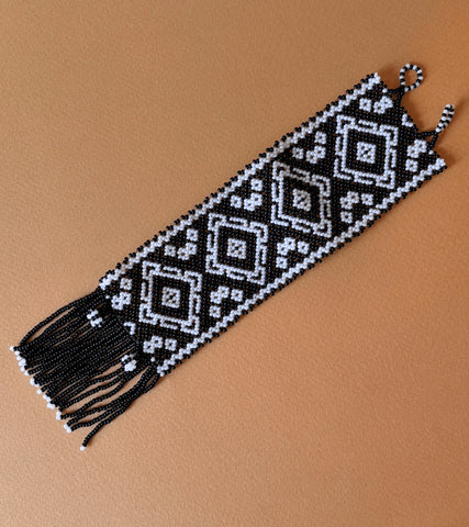 Pulsera huichol tejida de chaquira de cristal con flecos