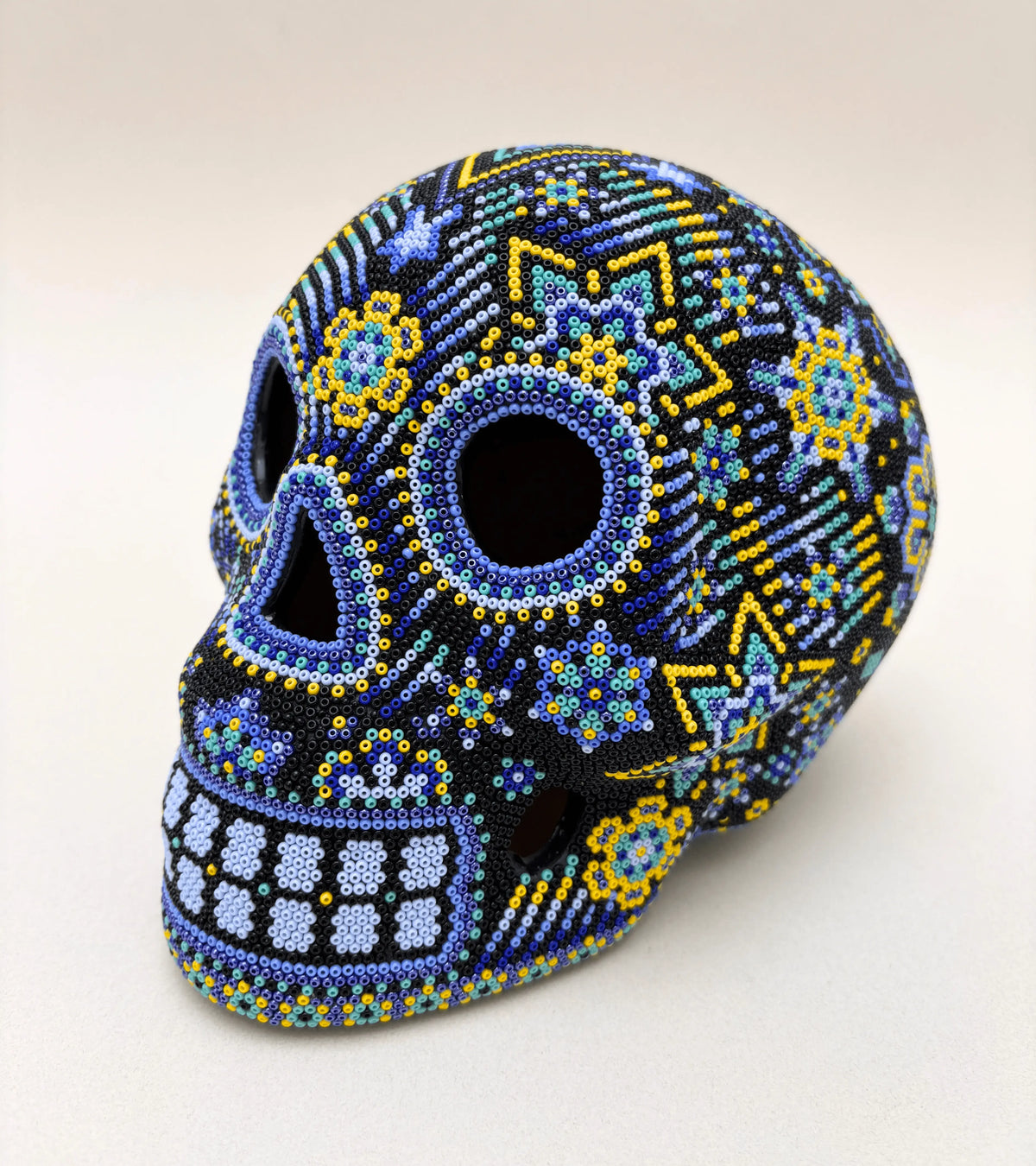 Calavera decorada con arte huichol