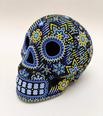 Calavera decorada con arte huichol