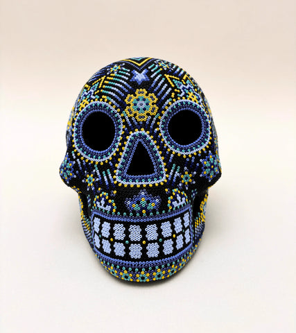 Calavera decorada con arte huichol