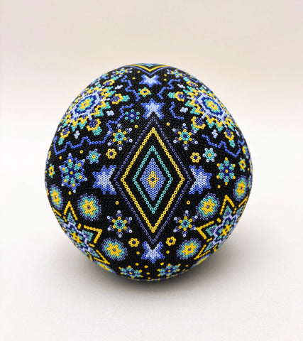 Calavera decorada con arte huichol