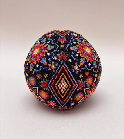 Calavera decorada con arte huichol