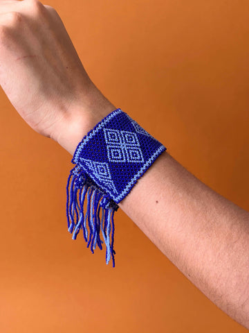 Pulsera huichol tejida de chaquira de cristal con flecos
