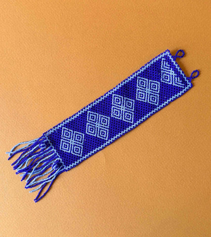 Pulsera huichol tejida de chaquira de cristal con flecos