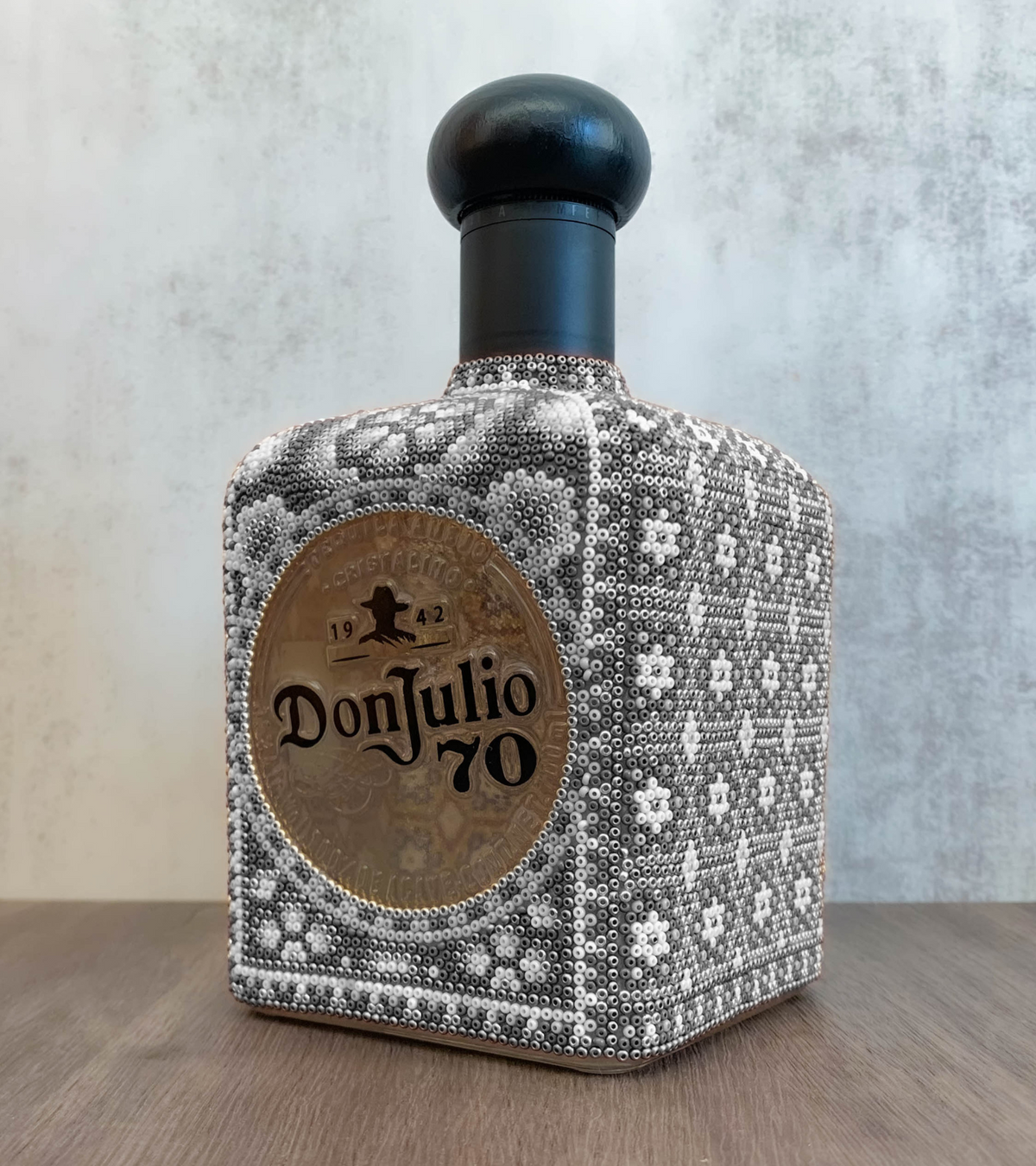 Botella Don Julio 70 con arte huichol