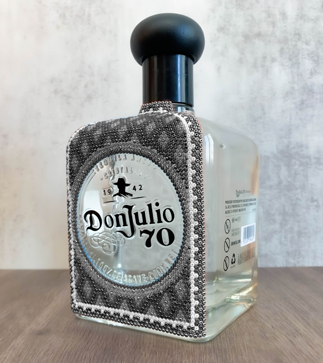 Botella Don Julio 70 con arte huichol – Ascalapha