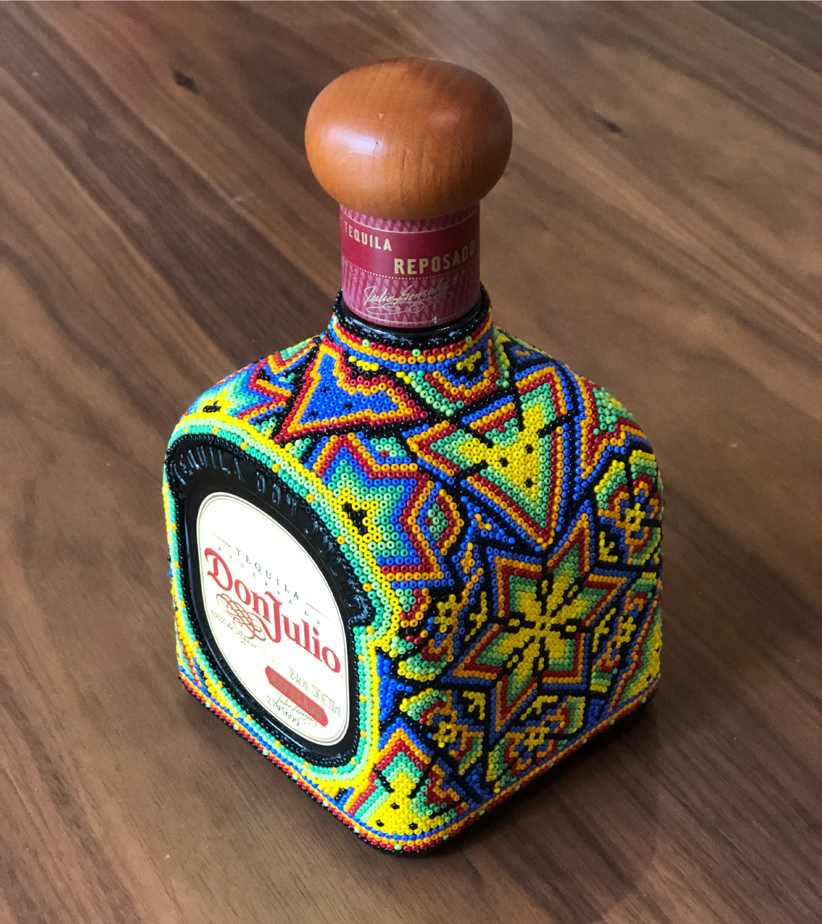 Botella Don Julio Reposado con arte huichol