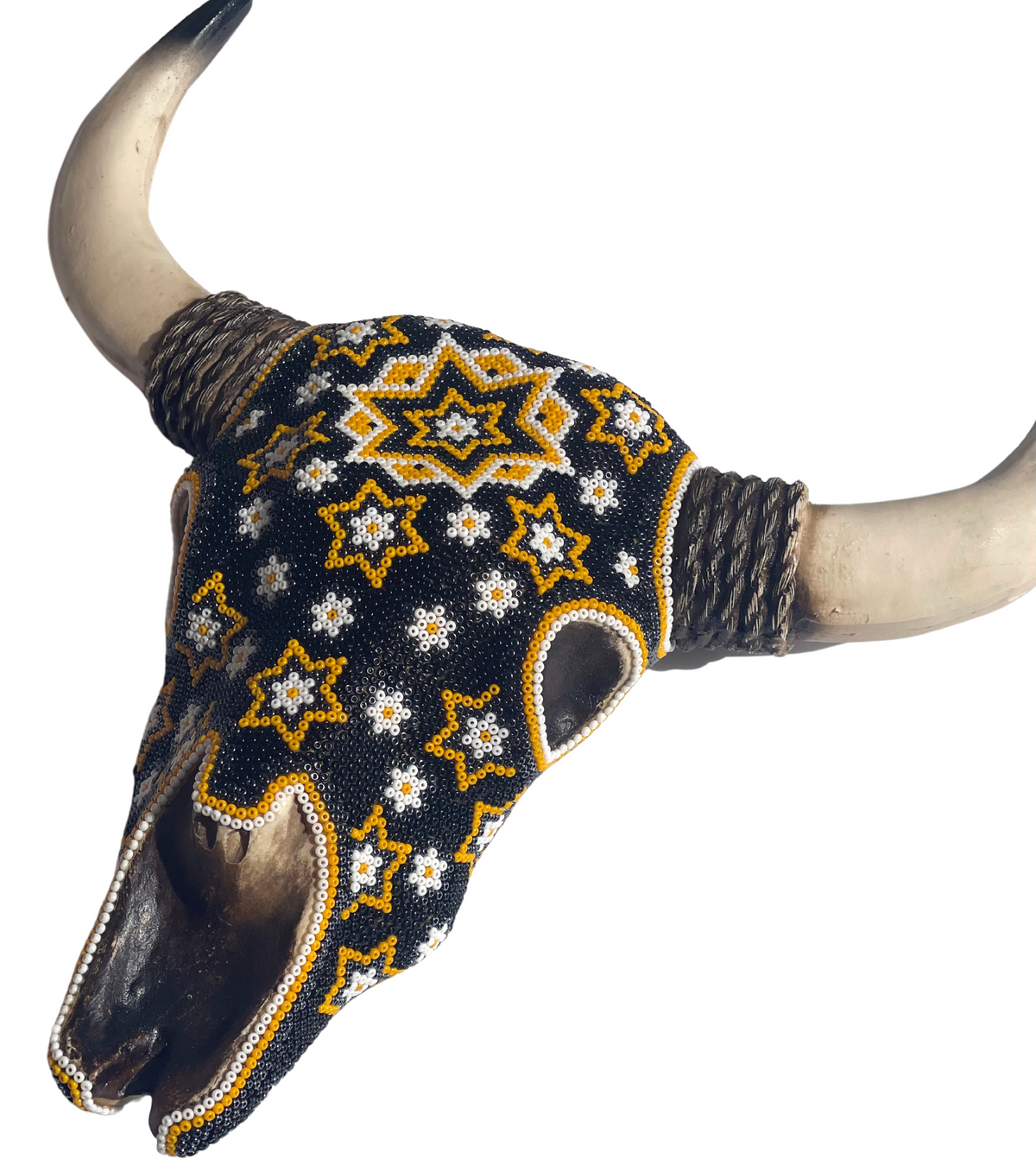Cabeza de toro chica decorada con arte huichol